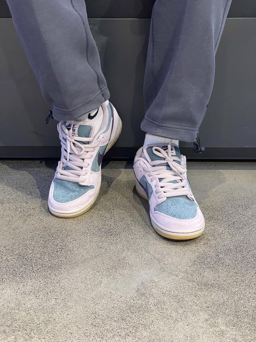 这双Nike SB Dunk Low上脚直接帅炸!💚💜
谁懂啊!这双Nike SB Dunk